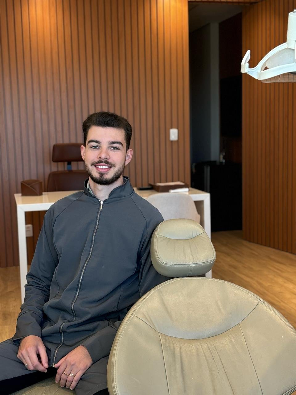 Dr. Flávio ao lado da cadeira odontológica