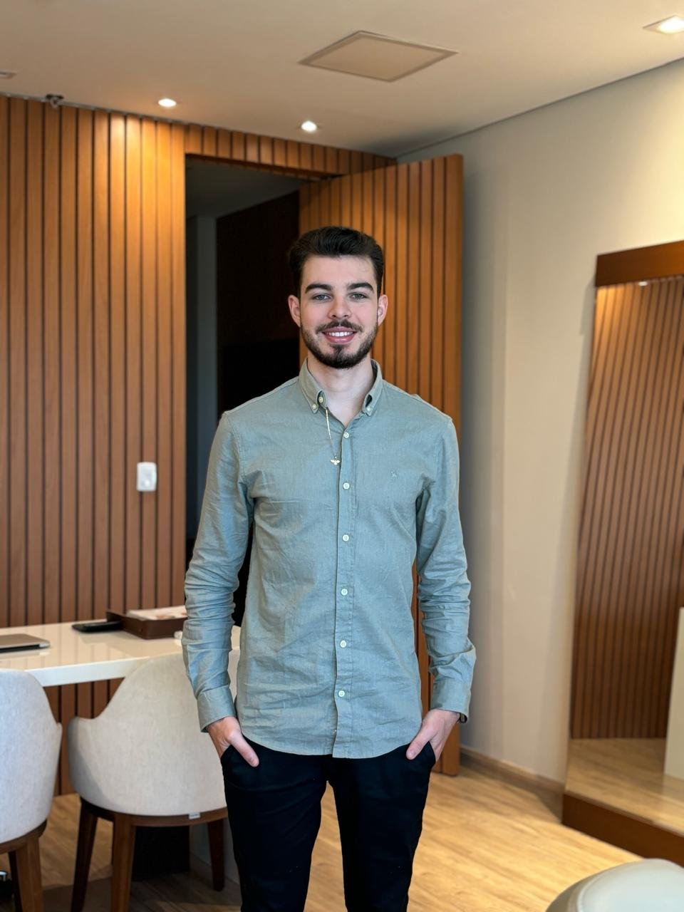 Dr. Flávio no ambiente da clínica