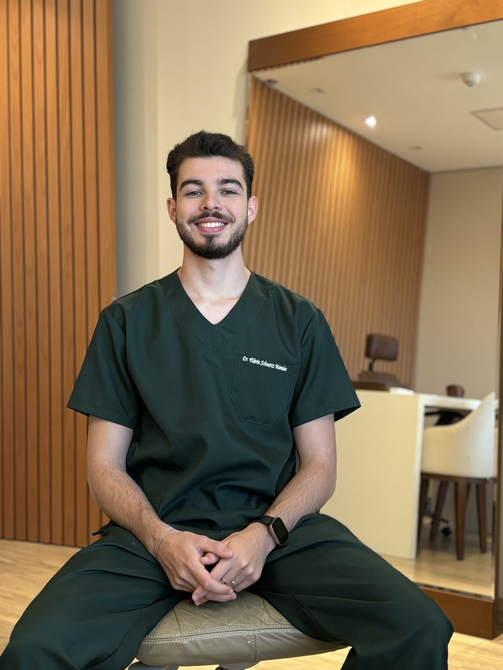 Dr. Flávio Schartz Meireles em traje clínico no consultório